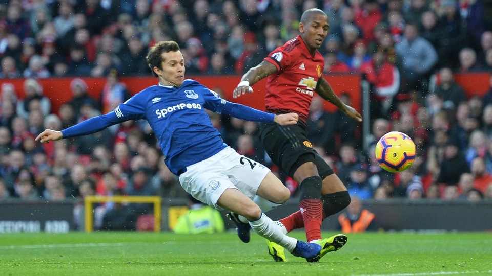 Man Utd 2-1 Everton: Martial tiếp tục thăng hoa - 7
Pha tranh bóng giữa Bernard và Young