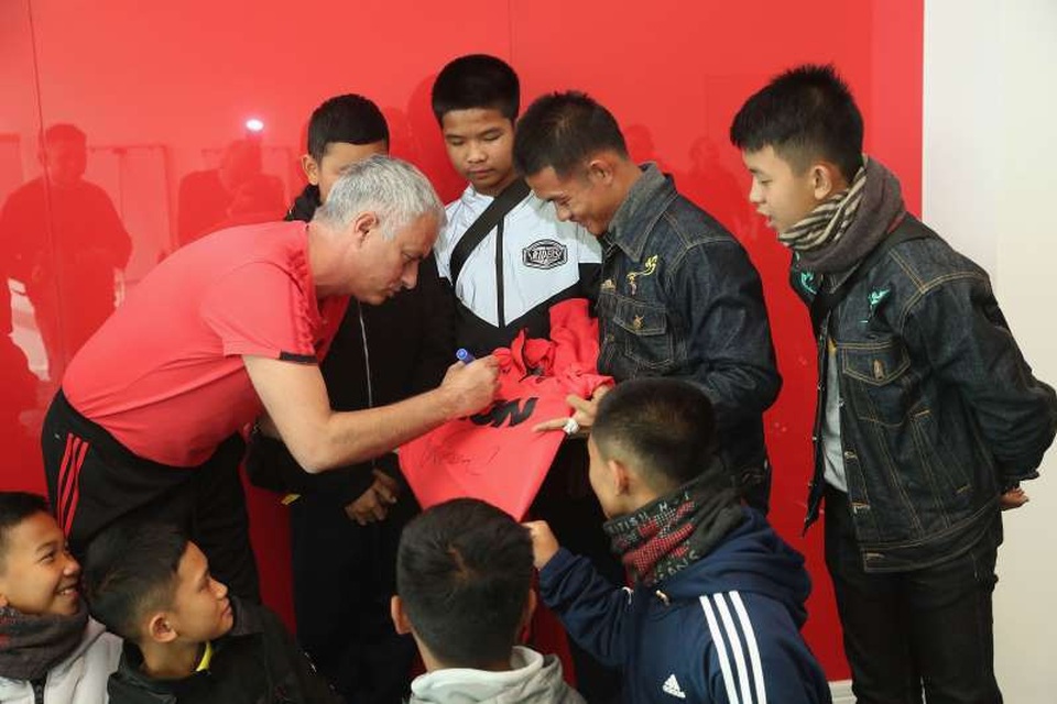 Đội bóng nhí Thái Lan được HLV Mourinho đón tiếp nồng nhiệt - 6 Đội bóng nhí Thái Lan được HLV Mourinho đón tiếp nồng nhiệt - 6