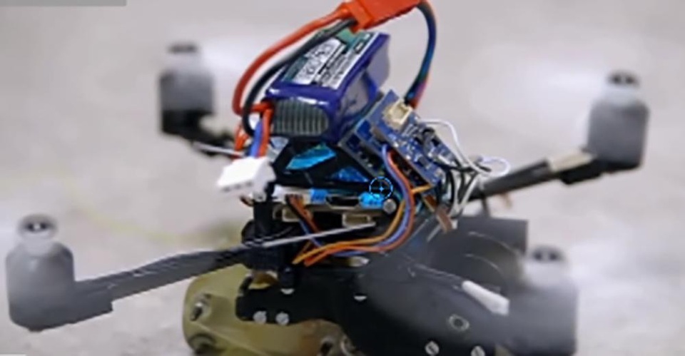 Lộ diện robot “siêu nhỏ” có thể tải vật nặng gấp… 40 lần trọng lượng của mình - 1 FlyCroTugs – loại robot mới đang được chuyên gia tại Đại học Stanford phát triển được kì vọng sẽ hỗ trợ cho công tác cứu nạn trong tương lai.