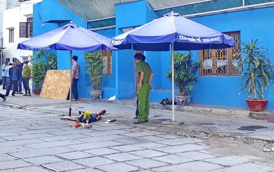 Bắt khẩn cấp 3 đối tượng trong vụ hỗn chiến tại khách sạn Quốc Tế - 2 Thi thể nạn nhân Nguyễn Xuân Thủy tại hiện trường