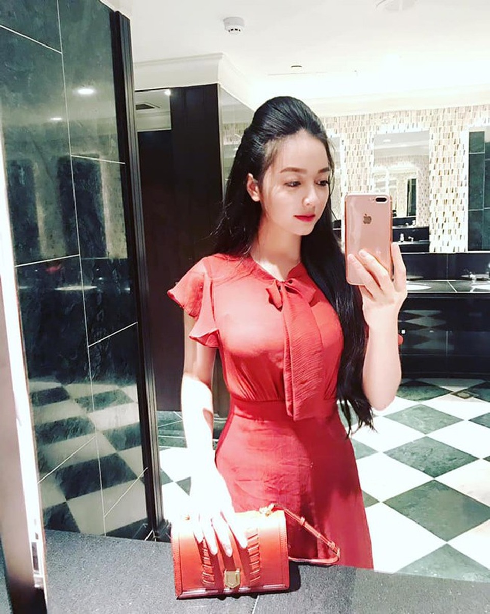 Nhan sắc nóng bỏng của cô gái chụp ảnh áo dài đẹp như Mai Phương Thúy - 17
Đổi lại, cô thường chọn những concept giản dị như áo dài.