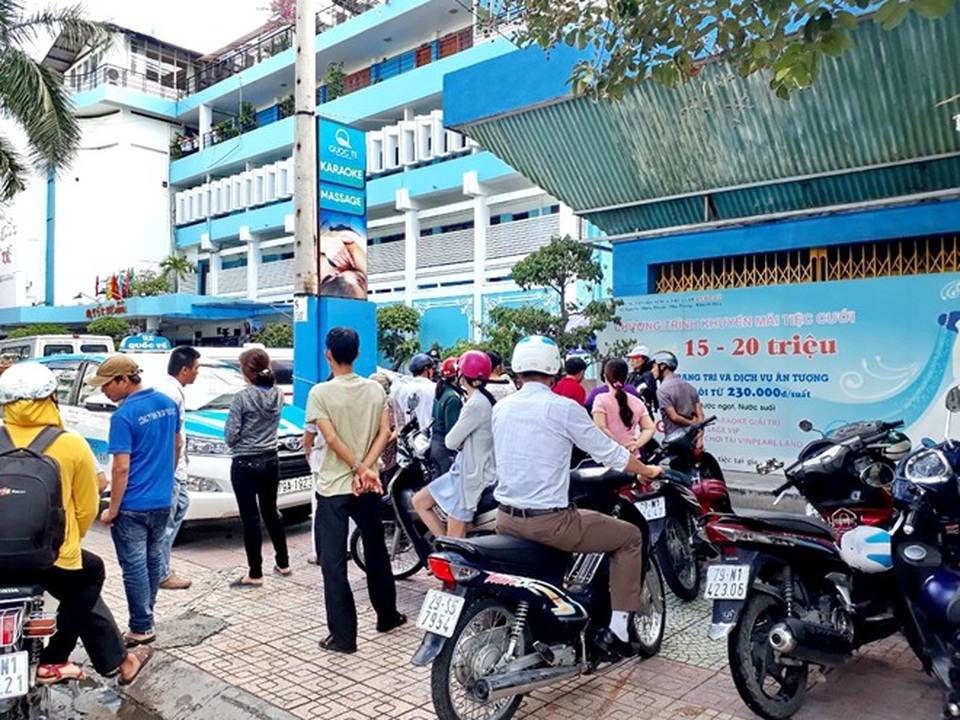 Bắt khẩn cấp 3 đối tượng trong vụ hỗn chiến tại khách sạn Quốc Tế - 3 Nhiều người dân đến trước khách sạn Quốc Tế tìm hiểu vụ việc trong buổi sáng cùng ngày