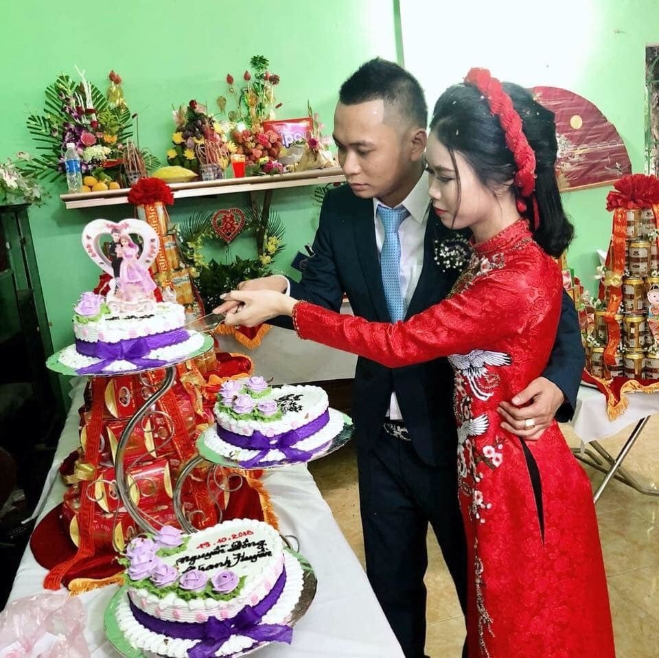 Chuyện tình thần tốc của cặp đôi Hải Phòng mê "Quỳnh búp bê" - 4 Anh Đông và chị Huyền trong lễ ăn hỏi.