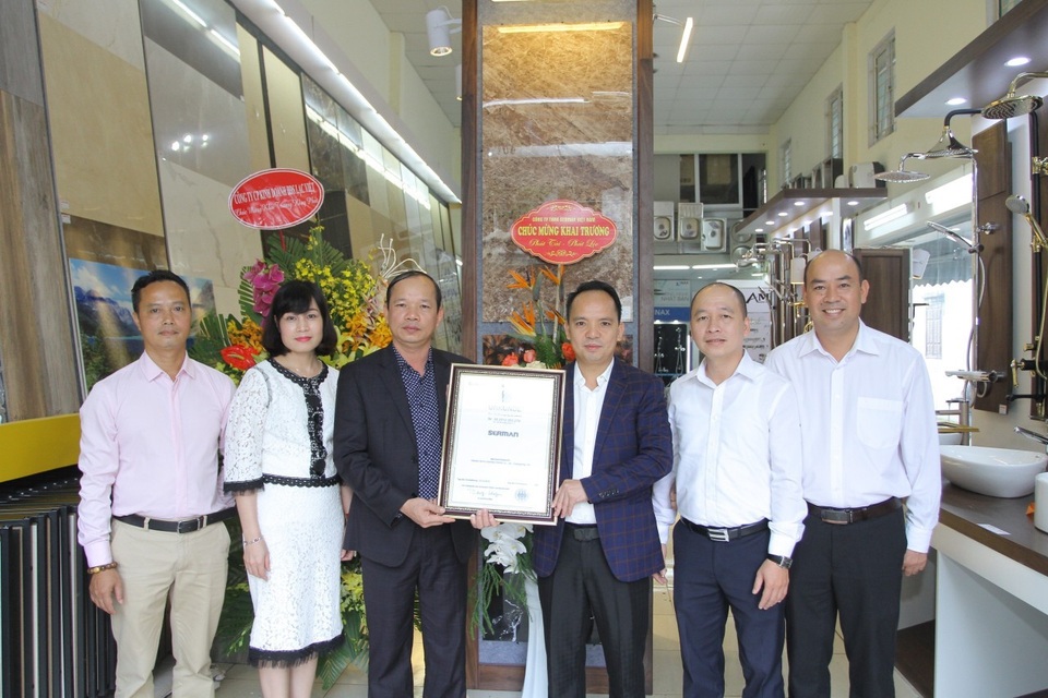 Ninh Bình: “Đột nhập” toà lâu đài khủng 5.000m2, “choáng” với nội thất cung đình - 7 Trao giấy chứng nhận cho nhà phân phối tại Sài Đồng (Long Biên, Hà Nội)