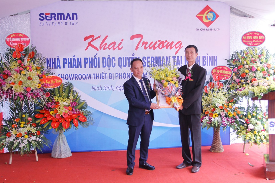 Ninh Bình: “Đột nhập” toà lâu đài khủng 5.000m2, “choáng” với nội thất cung đình - 5 Trao giấy chứng nhận nhà phân phối độc quyền
