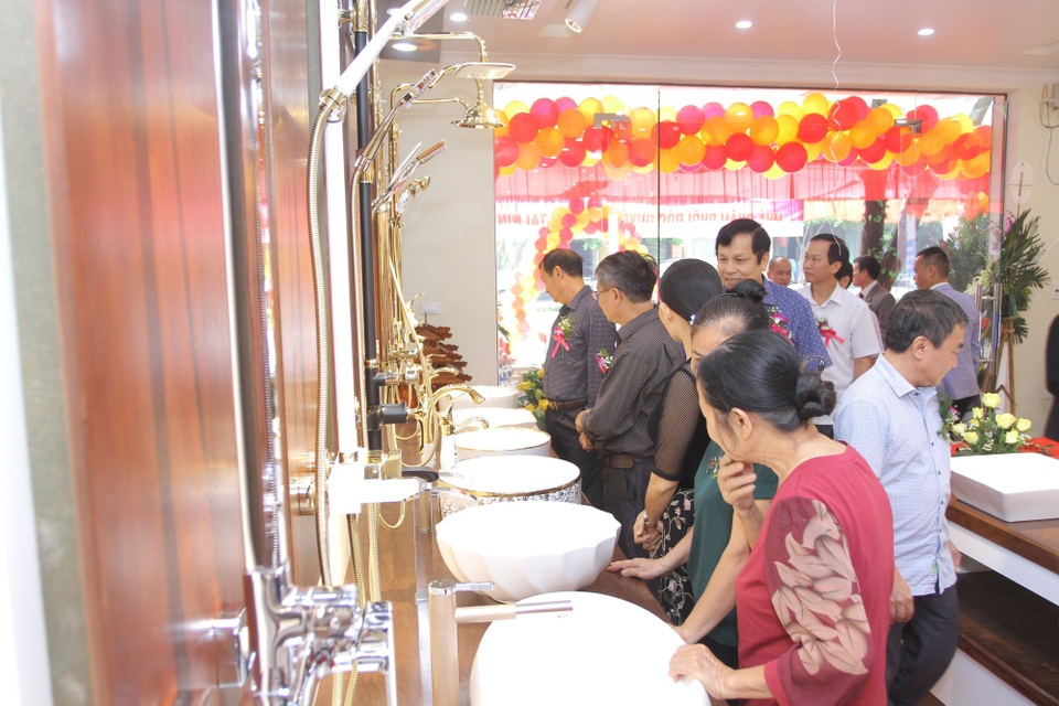 Ninh Bình: “Đột nhập” toà lâu đài khủng 5.000m2, “choáng” với nội thất cung đình - 3 Khách hàng tham quan showroom tại Ninh Bình