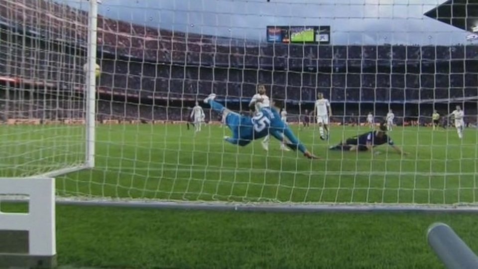 Barcelona 5-1 Real Madrid: Cú hattrick của Luis Suarez - 5
Tình huống đánh đầu cận thành bỏ lỡ cơ hội đáng tiếc của Suarez