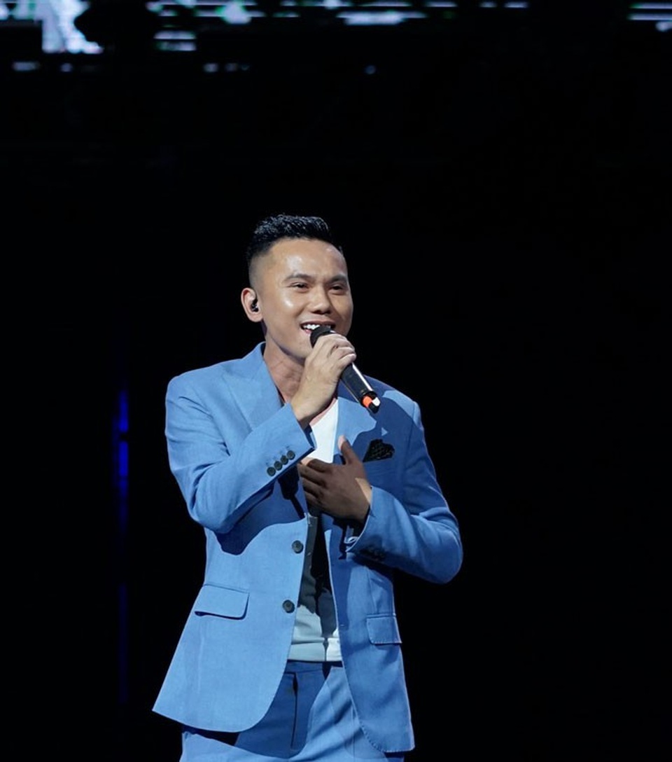 Tú Dưa ôm chặt vợ, xúc động nói “cảm ơn em” - 1
Ca sĩ- nhạc sĩ Tú Dưa vừa thực hiện liveshow kỷ niệm 20 năm ca hát “Tiếng yêu cất lời” tối ngày 27/10 tại Học viện Âm nhạc Quốc gia Hà Nội. Để có đêm nhạc như thế này, Tú Dưa vô cùng xúc động. Anh nói, liveshow thể hiện những ca khúc được sáng tác trong suốt những năm thăng trầm trong cuộc sống và cả niềm hạnh phúc...
Mở màn chương trình, anh thể hiện các ca khúc “Anh nhớ em”, “Ngày em quay lại”, “Welcome Talk”...