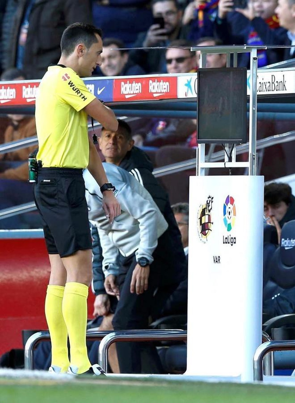 Barcelona 5-1 Real Madrid: Cú hattrick của Luis Suarez - 10
Trọng tài Sánchez Martínez đã xem lại VAR để thổi phạt đền cho Barcelona ở hiệp 1