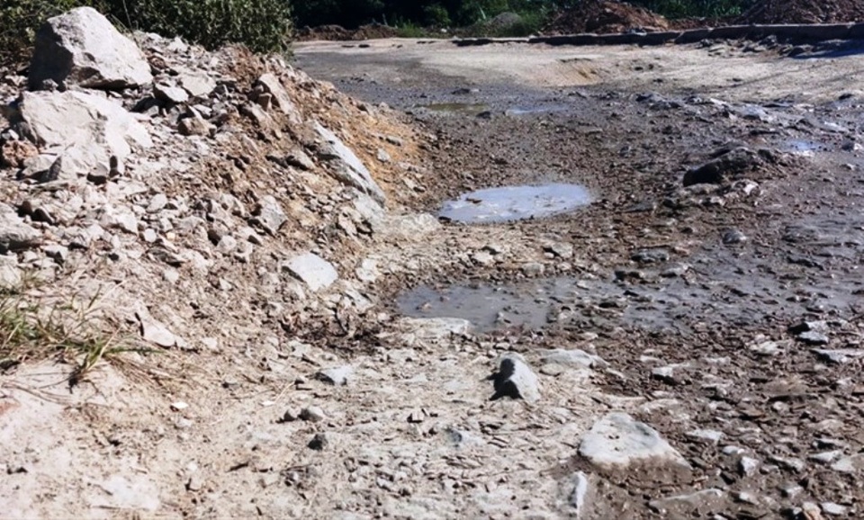 Xe tải băm nát đường, dân khốn khổ vì tiếng ồn, bụi bặm - 3 Xe tải băm nát đường, dân khốn khổ vì tiếng ồn, bụi bặm - 3