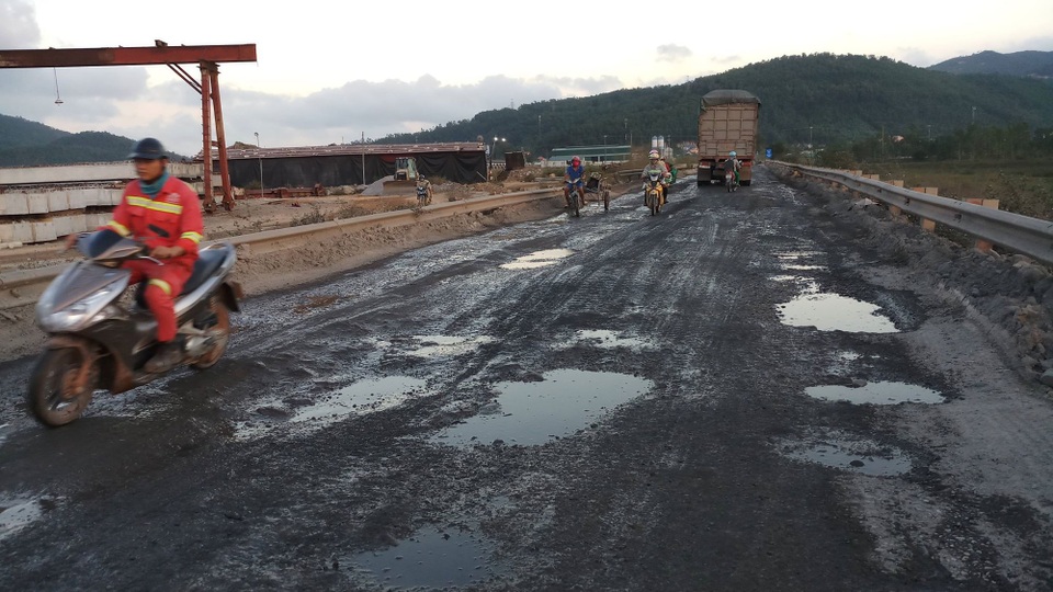 Xe tải băm nát đường, dân khốn khổ vì tiếng ồn, bụi bặm - 5 Đoạn đường xuống cấp nghiêm trọng.