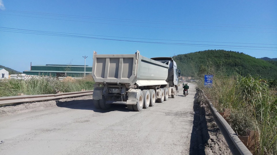 Xe tải băm nát đường, dân khốn khổ vì tiếng ồn, bụi bặm - 1 Xe tải băm nát đường, dân khốn khổ vì tiếng ồn, bụi bặm - 1