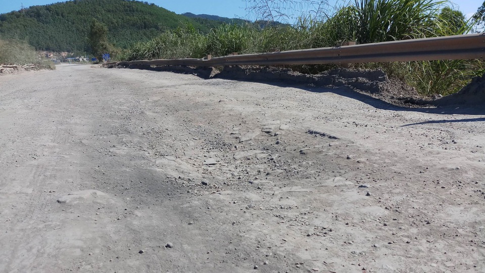 Xe tải băm nát đường, dân khốn khổ vì tiếng ồn, bụi bặm - 4 Xe tải băm nát đường, dân khốn khổ vì tiếng ồn, bụi bặm - 4