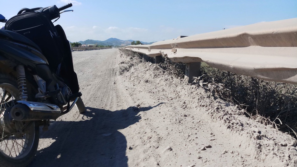 Xe tải băm nát đường, dân khốn khổ vì tiếng ồn, bụi bặm - 6 Xe tải băm nát đường, dân khốn khổ vì tiếng ồn, bụi bặm - 6