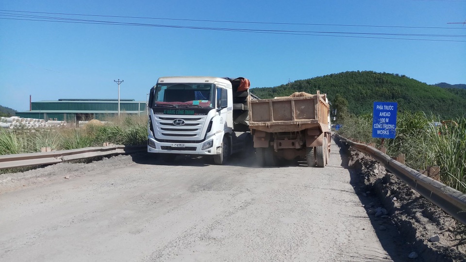 Xe tải băm nát đường, dân khốn khổ vì tiếng ồn, bụi bặm - 2 Mỗi ngày, có rất nhiều xe tải hạng nặng chạy qua tuyến đường này.