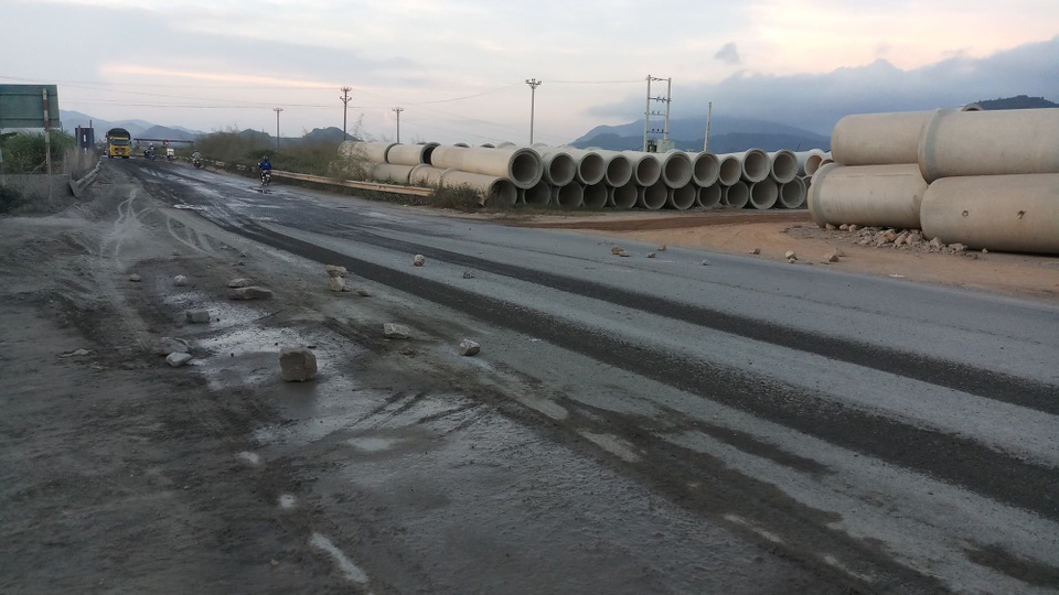 Xe tải băm nát đường, dân khốn khổ vì tiếng ồn, bụi bặm - 7 Nhiều lần dân mang đá ra đường chặn xe nhưng tình trạng trên cũng không được khắc phục.