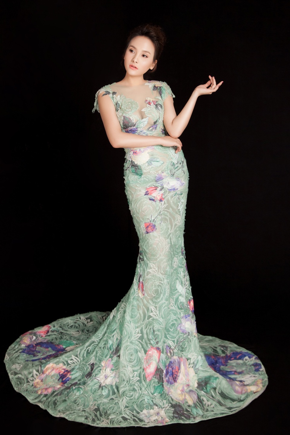 Cô cũng rất hạnh phúc chia sẻ trong dịp kỉ niệm sinh nhật đã làm được một việc làm ý nghĩa là đến thăm hỏi, ủng hộ các nữ bệnh nhân ung thư đang điều trị tại Bệnh viện Thanh Nhàn (Hà Nội). Những niềm vui nho nhỏ ấy khiến cô cảm thấy cuộc sống ấm áp hơn rất nhiều.