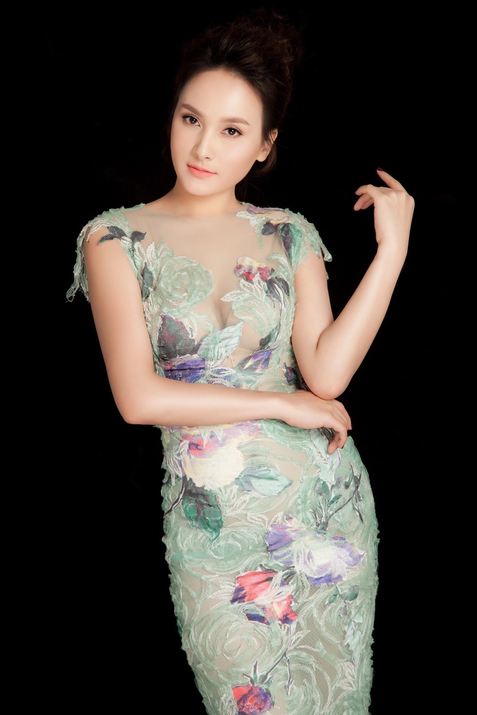 Bảo Thanh “Sống chung với mẹ chồng” lấp ló khoe vòng 1 gợi cảm - 9