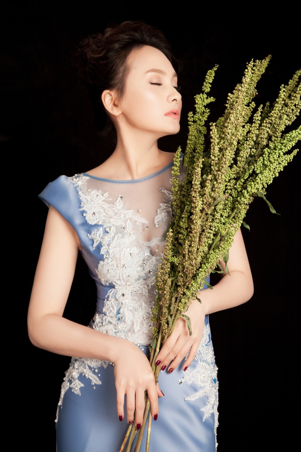 Bảo Thanh “Sống chung với mẹ chồng” lấp ló khoe vòng 1 gợi cảm - 4