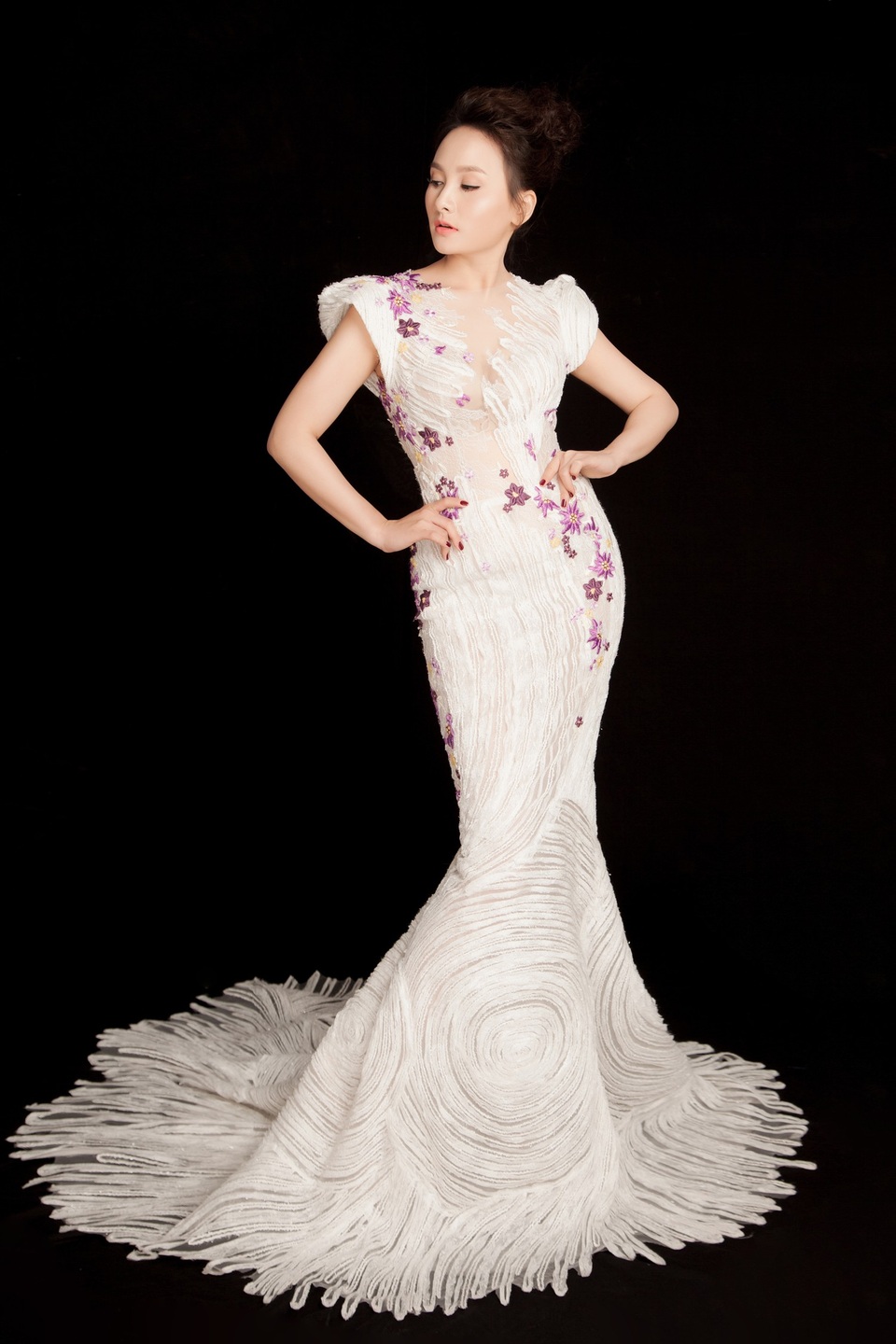 Bảo Thanh diện những chiếc đầm lộng lẫy khoe đường cong hút mắt.