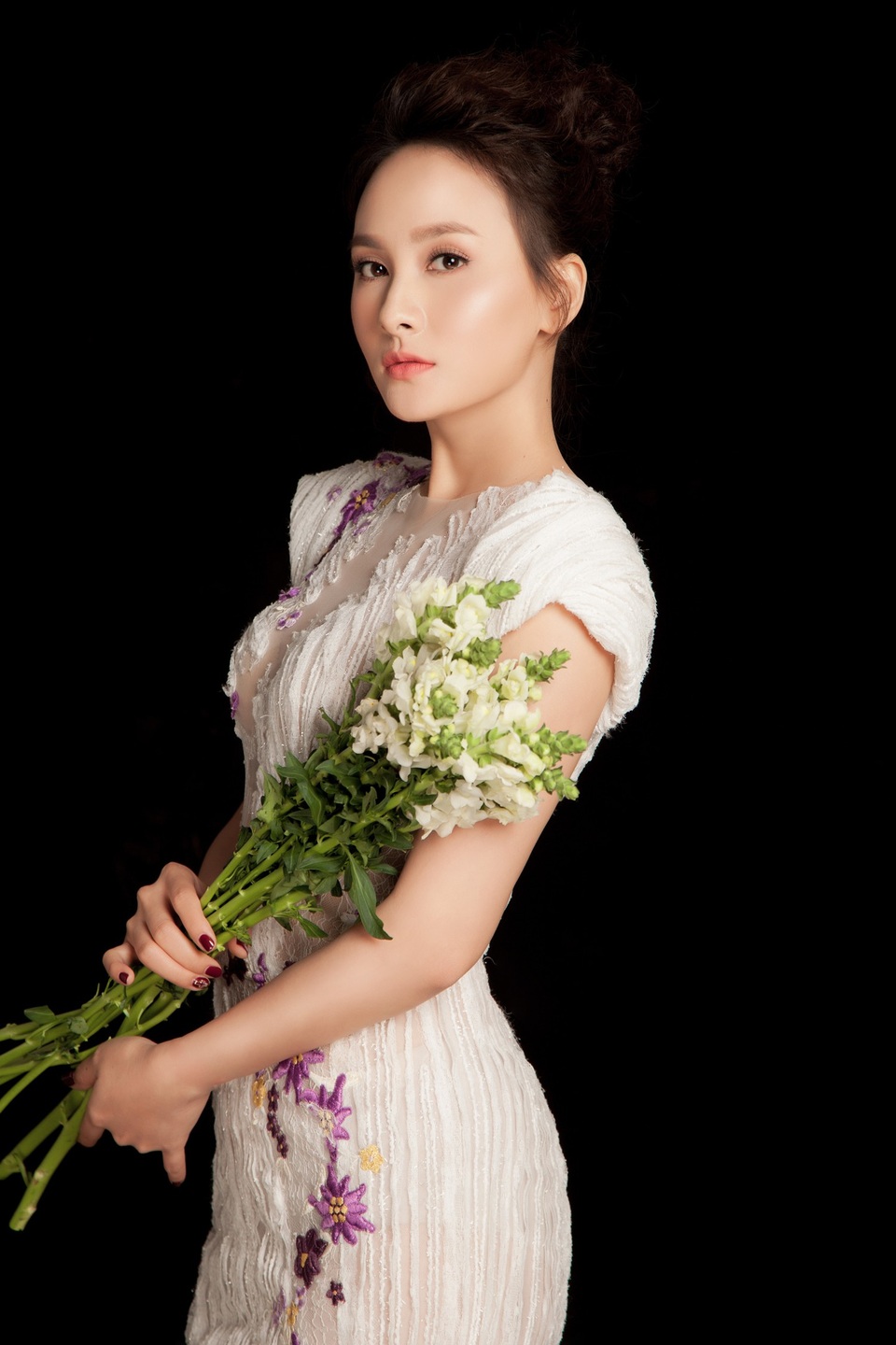 Bảo Thanh “Sống chung với mẹ chồng” lấp ló khoe vòng 1 gợi cảm - 2