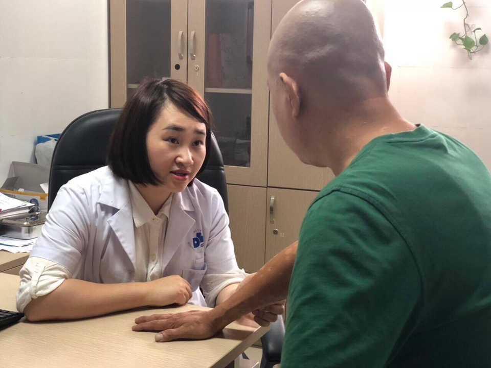 Cô gái sụt hơn 10kg, ngỡ ung thư vì tiêm corticoid chữa vảy nến - 2 Bệnh nhân vảy nến được bác sĩ tư vấn điều trị.