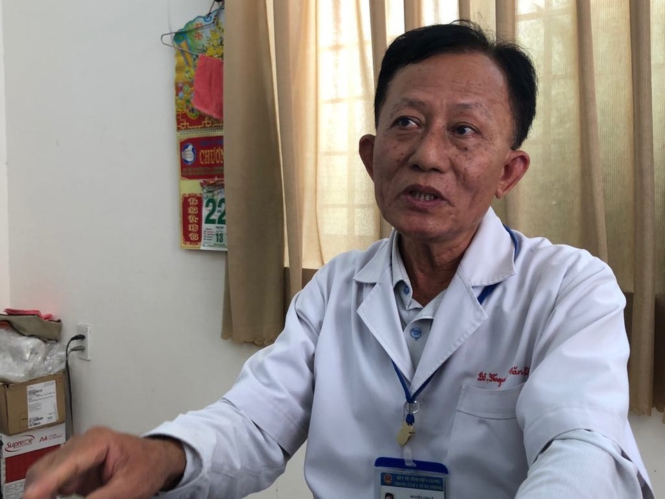 Bố mẹ đưa con vượt 50km tiêm chủng dịch vụ vì hết vắc xin Quinvaxem 5 trong 1 - 4 BS Lê cho biết lượng trẻ đến tiêm vắc xin dịch vụ tăng gấp đôi so với ngày thường.