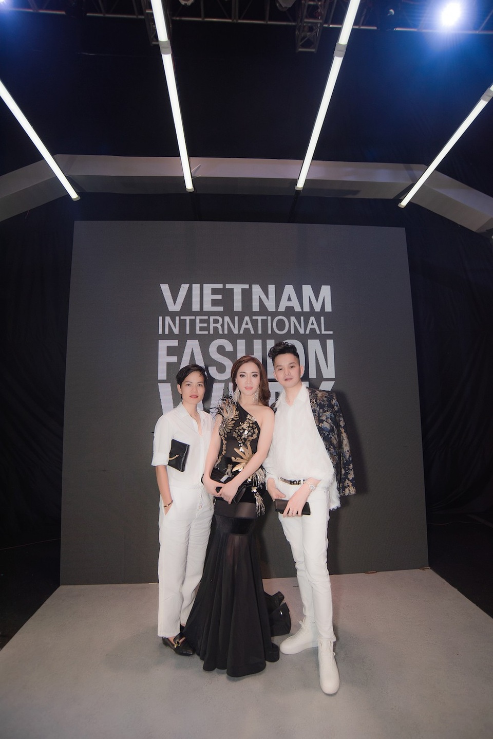 Miss Lumiere International Word 2018 rạng rỡ chúc mừng NTK Nguyễn Tiến Truyển - 5
Chụp ảnh cùng ông Nguyễn Phức Yên, Harry - Giám đốc quốc gia - National Director của cuộc thi Miss Lumiere International World 2018 (tay phải)