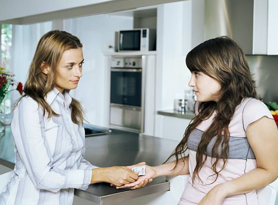 Chồng phản ứng cục súc khi thấy vợ lẽ giáo dục giới tính cho con gái riêng của mình - 1 Chồng phản ứng cục súc khi thấy vợ lẽ giáo dục giới tính cho con gái riêng của mình - 1
