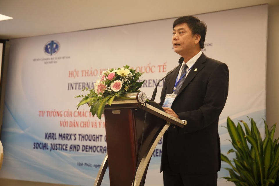 “Tư tưởng của Các Mác về mối quan hệ giữa công bằng xã hội với dân chủ và ý nghĩa hiện thời của nó” - 2
GS.TS. Phạm Văn Đức, Phó Chủ tịch Viện Hàn lâm Khoa học xã hội Việt Nam phát biểu khai mạc hội thảo