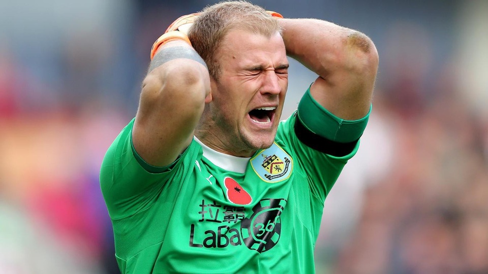
Thủ thành Joe Hart luôn phải vất vả do hàng thủ Burnley thi đấu rất tệ trong mùa giải năm nay
