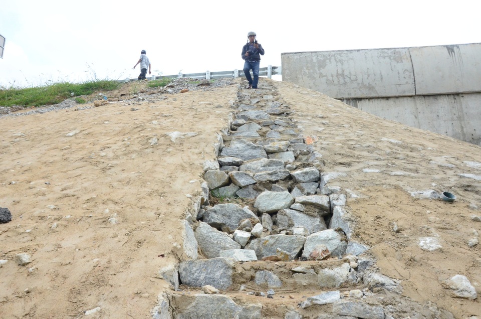 Như Dân trí phản ánh, bê tông mái taluy cao tốc Đà Nẵng - Quảng Ngãi nứt vỡ nhiều nơi. Nhiều điểm, người dân có thể dùng tay không bóc từng mảng bê tông lớn.