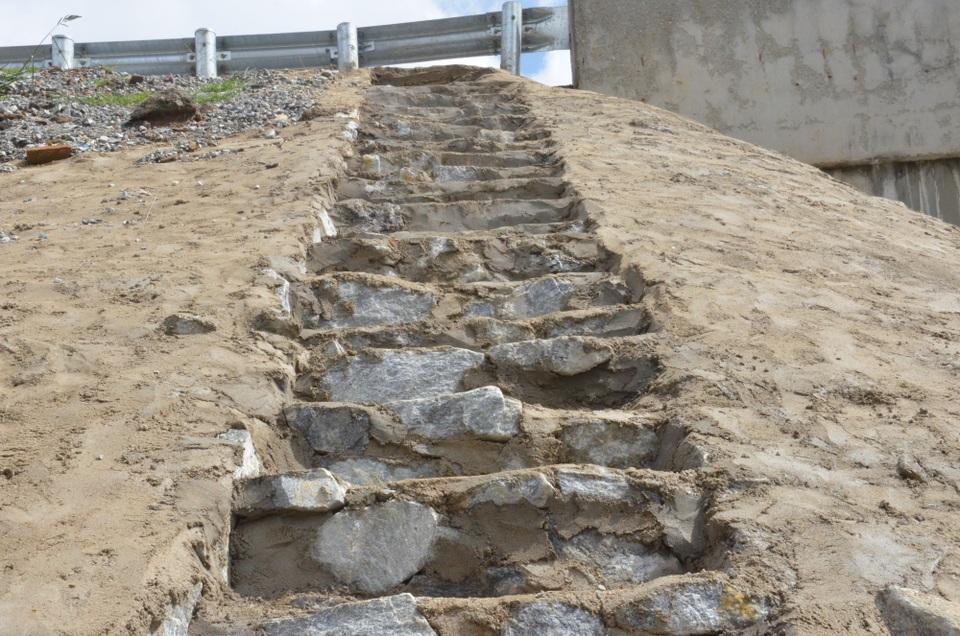 Ngay sau khi báo chí phản ánh, đơn vị thi công lập tức vá những điểm hư hỏng bằng cách dùng bê tông trám vào vết nứt. Dấu vết của cách làm chắp vá này xuất hiện khắp nơi trên bờ taluy cao tốc đoạn qua xã Bình Trung (huyện Bình Sơn).