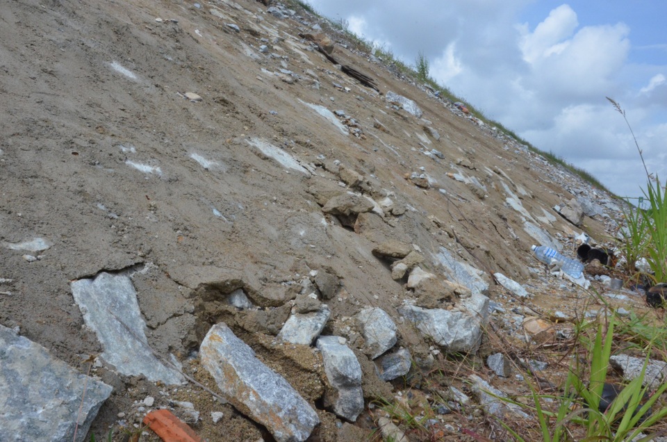 Tuy nhiên, bê tông mái taluy thuộc gói thầu A3 vẫn tiếp tục vỡ nát lộ đá tảng bên trong. Bà Lê Thị Ánh Trà (thôn Phú Lễ 1, xã Bình Trung, huyện Bình Sơn), bức xúc, bê tông làm bờ taluy gì toàn cát, mới làm đã nứt chi chít. Nơi nào nứt là đơn vị thi công trộn bê tông trám vào. Làm đối phó vậy sao không hư. Chỗ này bê tông nứt hết, không lâu nữa là sạt lở thôi. Muốn biết họ làm kém chất lượng như thế nào cứ xuống đây hỏi chúng tôi nói cho nghe, bà Trà nhấn mạnh.