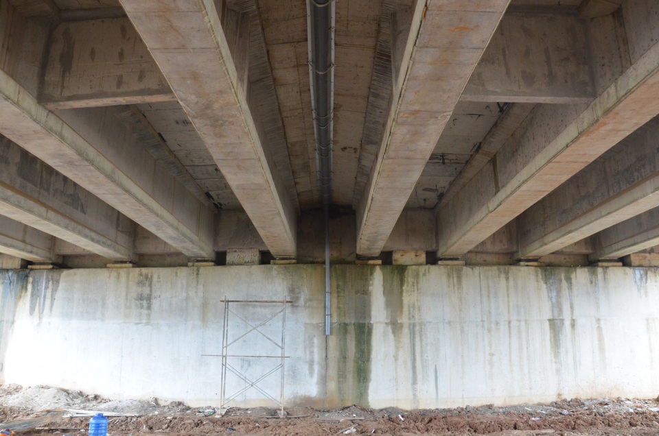 Suốt tuần qua, nhà thầu Giang Tô tổ chức khắc phục sự cố thấm dột tại cầu VD09B và hầm chui dân sinh (Km 106+730). Đối với cầu VD09B, nhà thầu cho lắp đặt ống thu nước tại vị trí thấm dột giữa gầm cầu, đồng thời gia cố một số vị trí khác. Tuy nhiên, đến chiều 28/10, cầu VD09B vẫn còn thấm nước tại một số điểm.