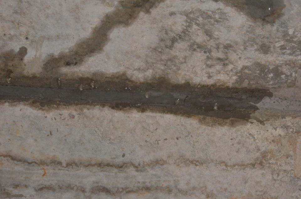 Trong thông cáo được VEC phát đi vào ngày 22/10, nguyên nhân gây thấm nước tại hầm chui dân sinh (Km 106+730) là do băng cản nước được bố trí giữa 2 thân đốt hầm bị xô lệch trong quá trình thi công. Phía VEC đã yêu cầu nhà thầu khắc phục. Tuy nhiên, hiện nước vẫn thấm qua trần hầm chui chảy xuống khiến tuyến đường bên dưới khá nhếch nhác.