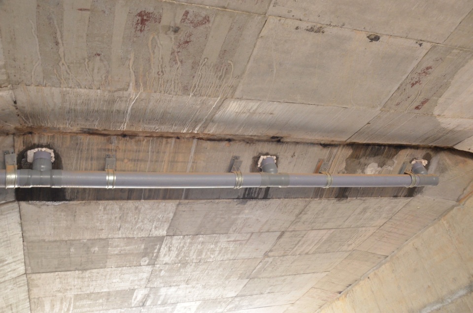 Trong ngày 28 và 29/10, phóng viên Dân trí ghi nhận thêm 2 cầu trên tuyến cao tốc qua địa bàn xã Bình Long (huyện Bình Sơn) thấm dột nghiêm trọng. Đối với cầu vượt V09C Km 108 + 890, tại 6 vị trí đặt phễu thu nước đều bị thấm dột. Người dân xã Bình Long cho biết, khi có mưa lớn thì nước thấm qua điểm gắn phễu thu chảy thành dòng xuống tuyến đường bên dưới.