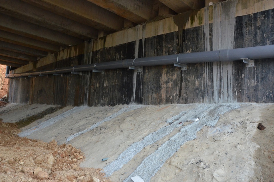 Tại cầu Trà Bồng Km 109 + 202, phóng viên Dân trí ghi nhận hàng loạt vệt thấm nước ở mố cầu. Có 2 vị trí nước vẫn còn chảy thành dòng dù đã dứt mưa khoảng 5 tiếng trước đó. Cũng tại vị trí này còn xuất hiện nhiều dòng bê tông chảy tràn từ mố cầu xuống phía dưới.