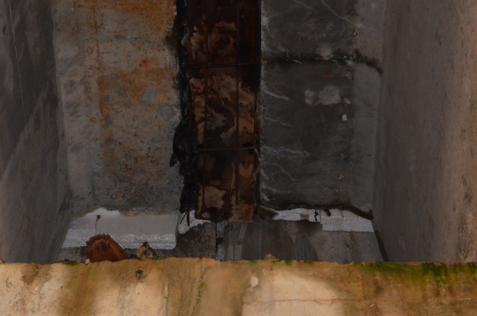 Nước vẫn thấm qua vị trí còn nguyên xốp và gỗ trên gầm cầu Trà Bồng Km 109 + 202.