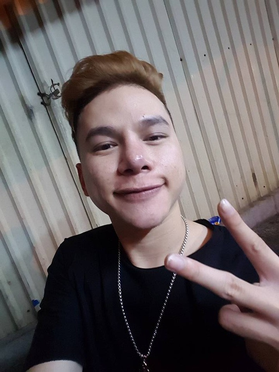 Tự nhận xét ngoại hình trước đây của bản thân mình không đến nỗi tệ nhưng Hoàng Tôn vẫn quyết định “trùng tu nhan sắc” vì muốn mình có vẻ ngoài nam tính hơn, mới mẻ hơn để phù hợp với các dự án âm nhạc. Tuy nhiên, hậu phẫu thuật, gương mặt của Hoàng Tôn bị biến dạng không mong muốn.