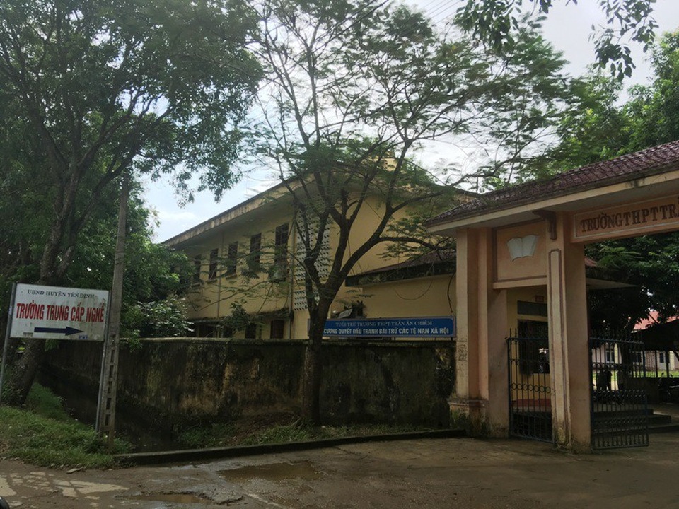 Trường Trung cấp Nghề “mọc” trong trường phổ thông - 4 Hai đơn vị này sử dụng chung cổng ra vào.