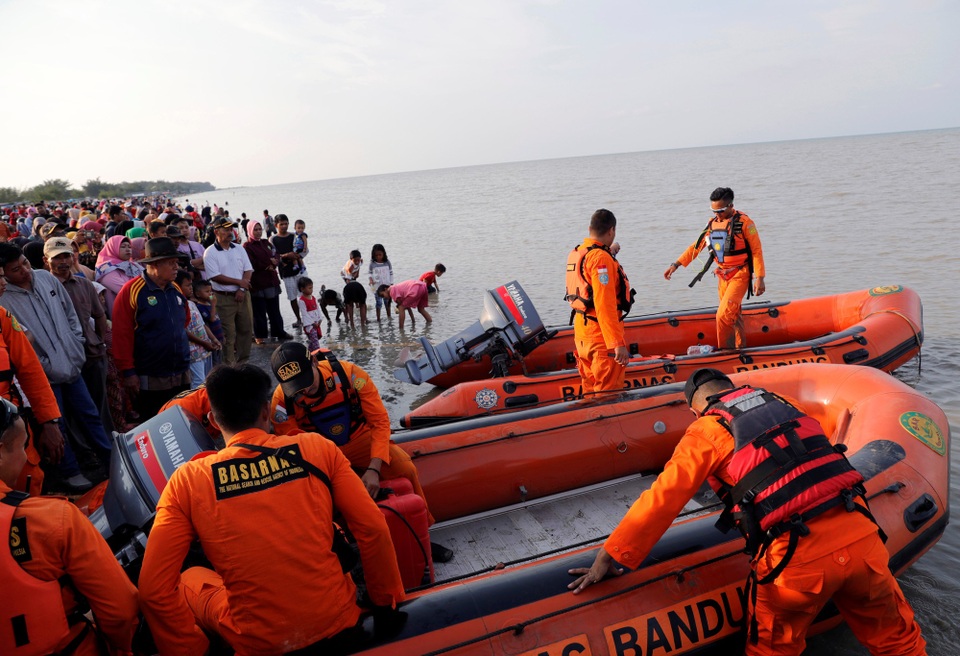 Toàn bộ 189 nạn nhân trên máy bay Indonesia có thể đã chết - 6 Indonesia huy động 150 nhân viên cứu hộ để tìm kiếm thi thể các nạn nhân.