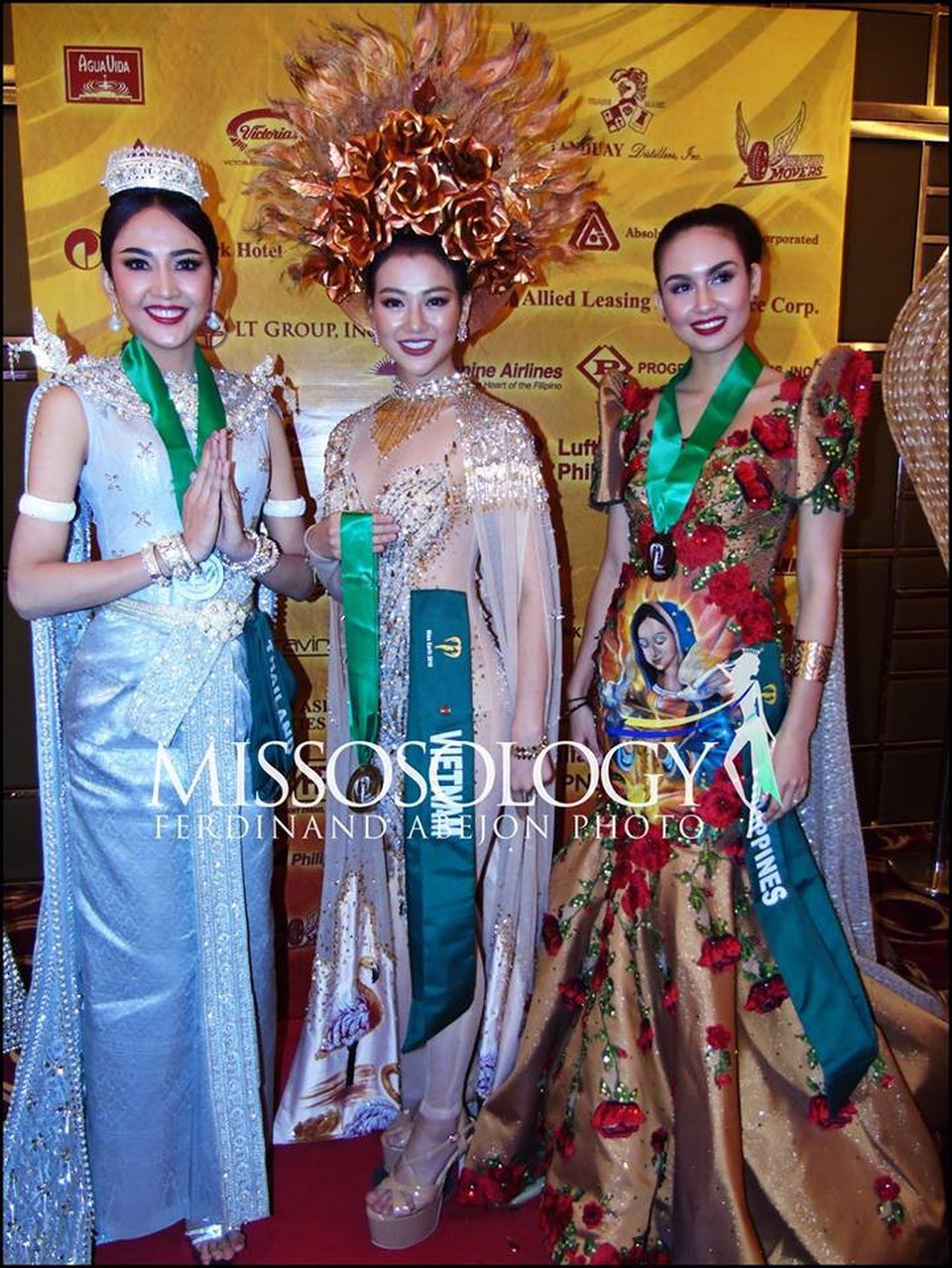 Nguyễn Phương Khánh được đánh giá cao tại Hoa hậu Trái đất 2018 - 3
Phương Khánh (giữa) giành huy chương vàng phần thi trình diễn trang phục dân tộc.