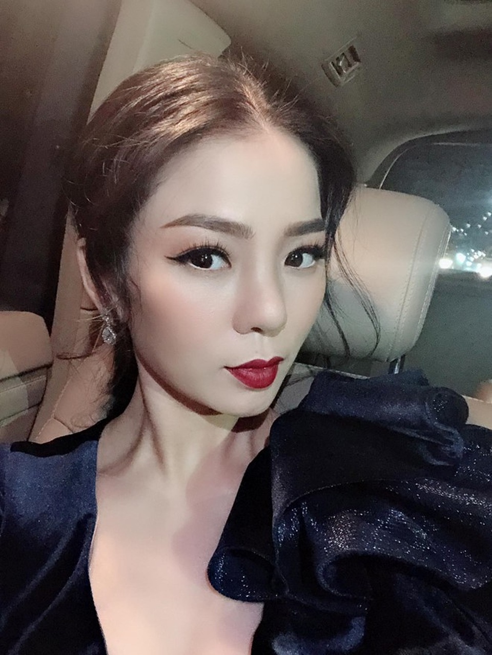 Ngày 26/10, nữ ca sĩ Lệ Quyên đã đăng tải hình ảnh mới nhất lên trang cá nhân kèm cập nhật về tình trạng chiếc mũi sau khi tháo sụn: Tôi đi diễn từ chiều đến giờ, hôm nay mặt bớt sưng nữa rồi mọi người nhỉ? Bạn make up khá vất vả với sống mũi không sụn của chị Quyên.