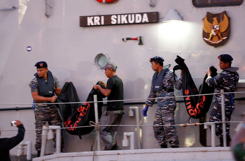 Toàn bộ 189 nạn nhân trên máy bay Indonesia có thể đã chết - 8 Hai túi đựng thi thể được các binh sĩ Indonesia chuyển lên cảng Tanjung Priok.