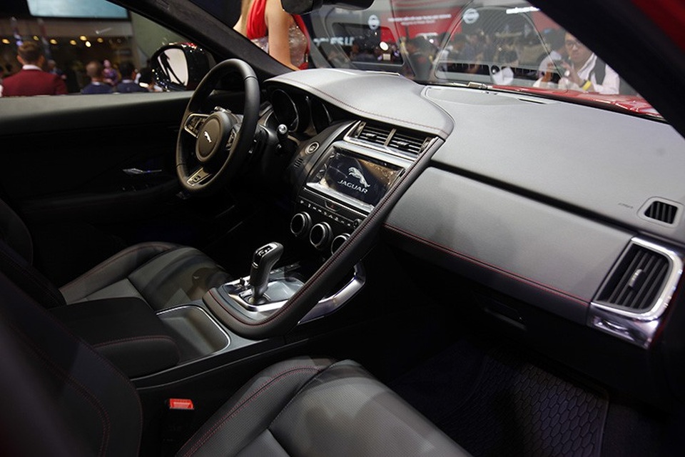 Giá dưới 3 tỉ đồng, Jaguar E-Pace "tuyên chiến" với Porsche Macan và Range Rover Evoque - 2 Giá dưới 3 tỉ đồng, Jaguar E-Pace "tuyên chiến" với Porsche Macan và Range Rover Evoque - 2