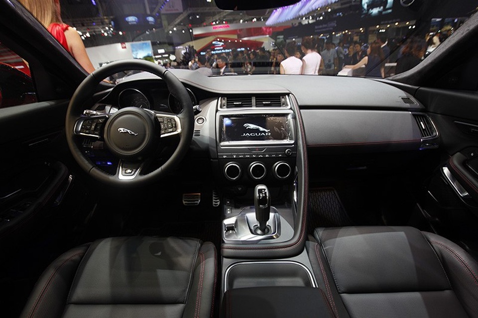 Giá dưới 3 tỉ đồng, Jaguar E-Pace "tuyên chiến" với Porsche Macan và Range Rover Evoque - 3 Giá dưới 3 tỉ đồng, Jaguar E-Pace "tuyên chiến" với Porsche Macan và Range Rover Evoque - 3