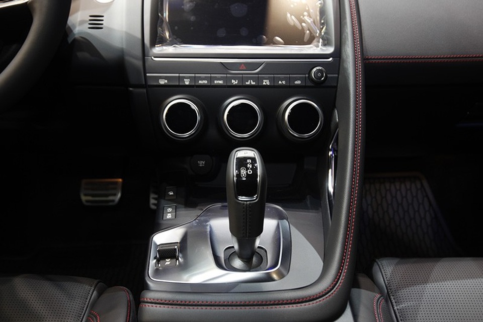 Giá dưới 3 tỉ đồng, Jaguar E-Pace "tuyên chiến" với Porsche Macan và Range Rover Evoque - 8 Giá dưới 3 tỉ đồng, Jaguar E-Pace "tuyên chiến" với Porsche Macan và Range Rover Evoque - 8
