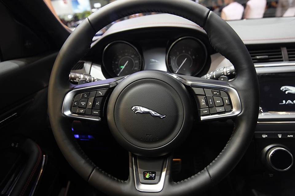 Giá dưới 3 tỉ đồng, Jaguar E-Pace "tuyên chiến" với Porsche Macan và Range Rover Evoque - 7 Giá dưới 3 tỉ đồng, Jaguar E-Pace "tuyên chiến" với Porsche Macan và Range Rover Evoque - 7