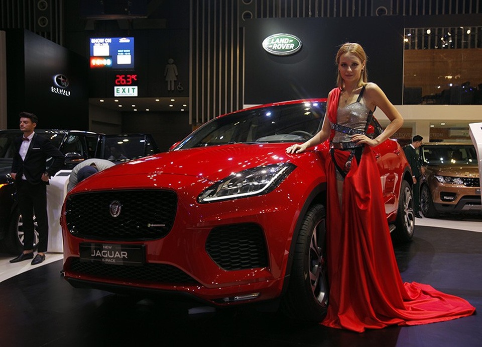 Giá dưới 3 tỉ đồng, Jaguar E-Pace "tuyên chiến" với Porsche Macan và Range Rover Evoque - 1 Giá dưới 3 tỉ đồng, Jaguar E-Pace "tuyên chiến" với Porsche Macan và Range Rover Evoque - 1